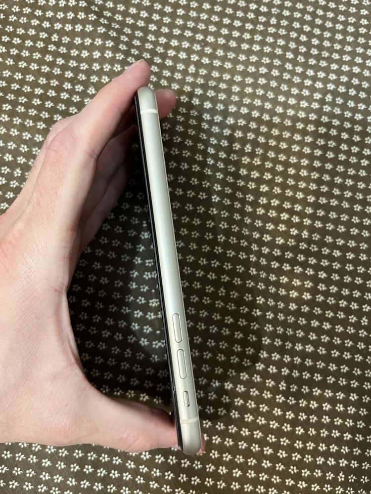 Продам iPhone 11 64gb в хорошем состоянии