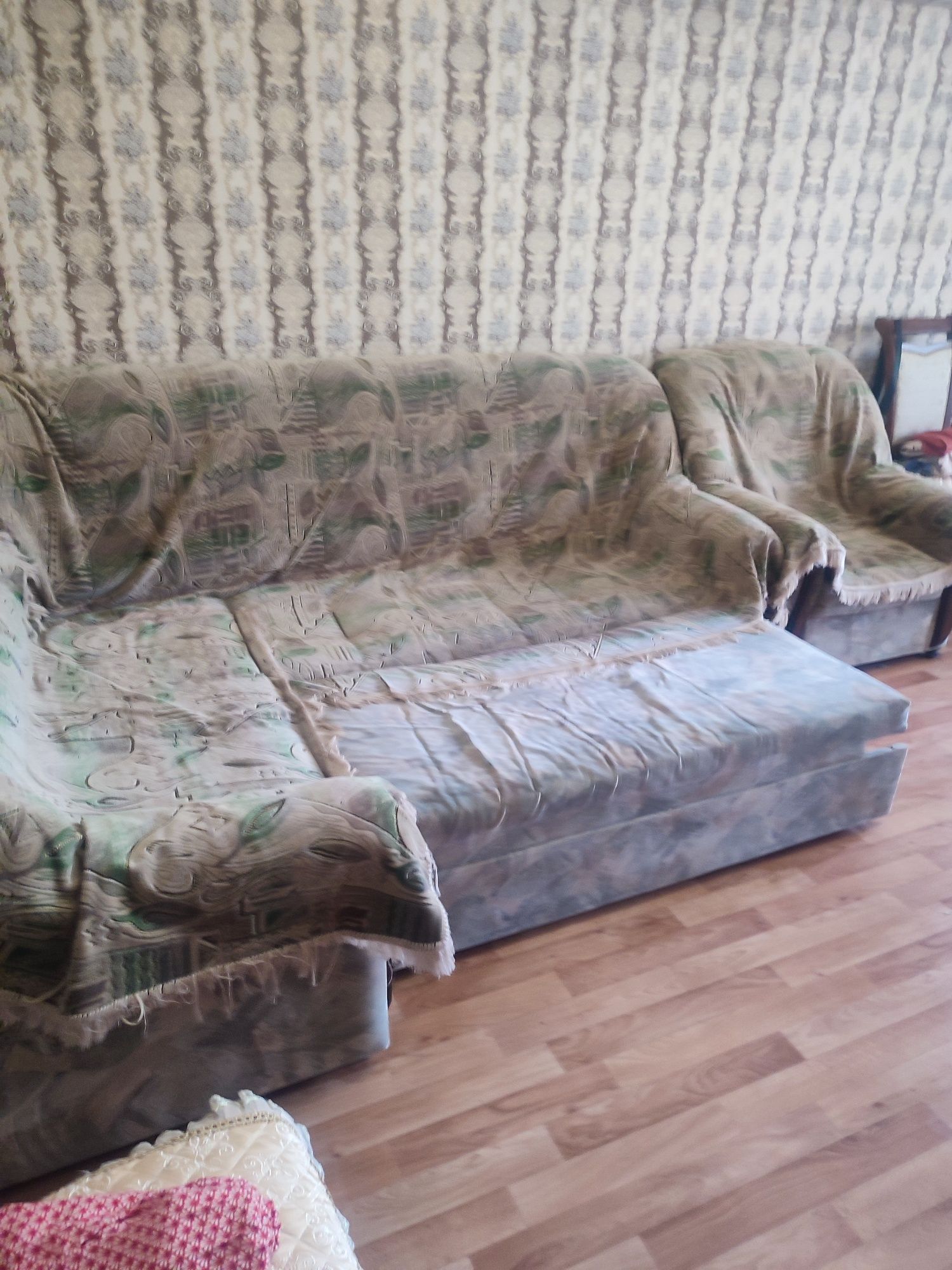 Срочна продам диван и кресло б/у. Цена договорная.