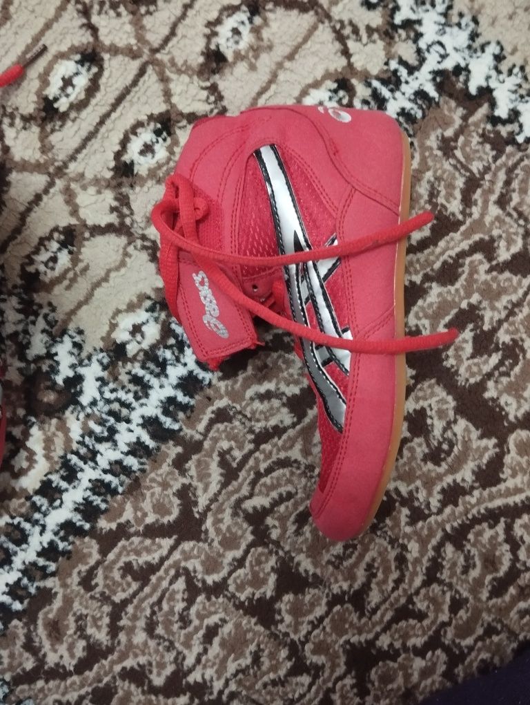 Продам борцовки Asics, 31 и 38  размер недорого