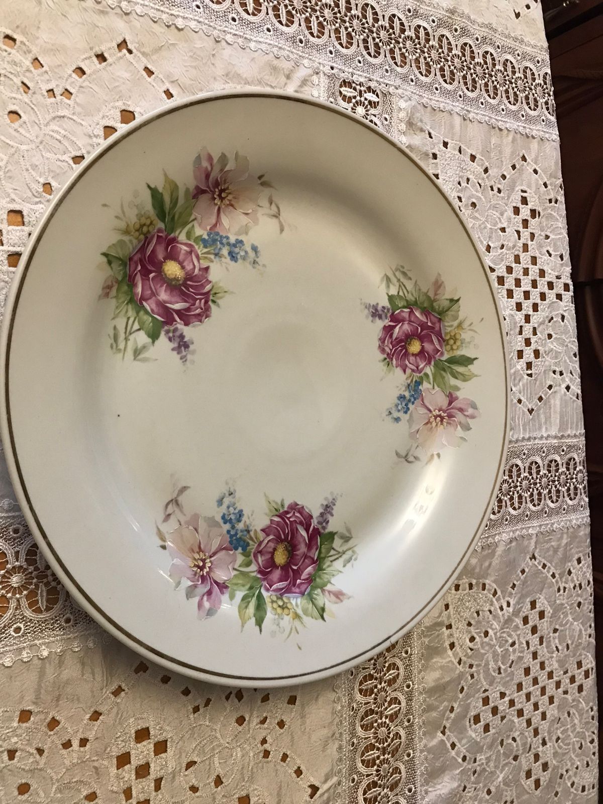 Продам  столовый сервиз .Производство СССР.Состояние отличное