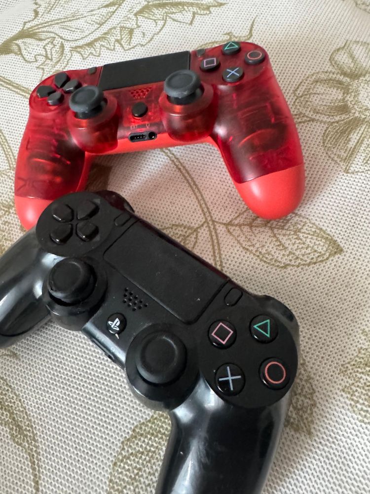PlayStation 4 в хорошем состоянии с джойстиками + 5 дисков