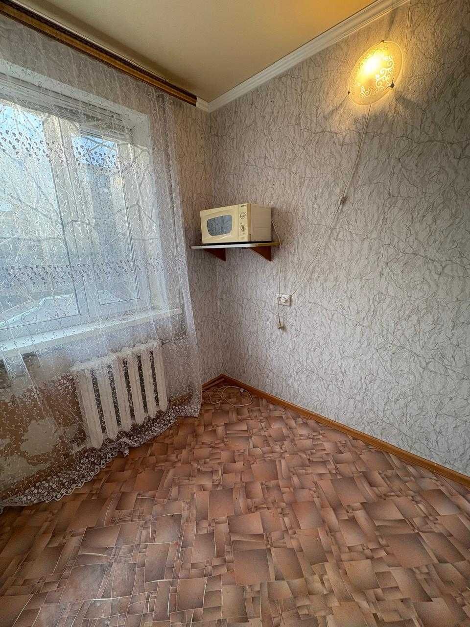 Продам 2 комнатную  квартиру  по Абая 1/5 эт
