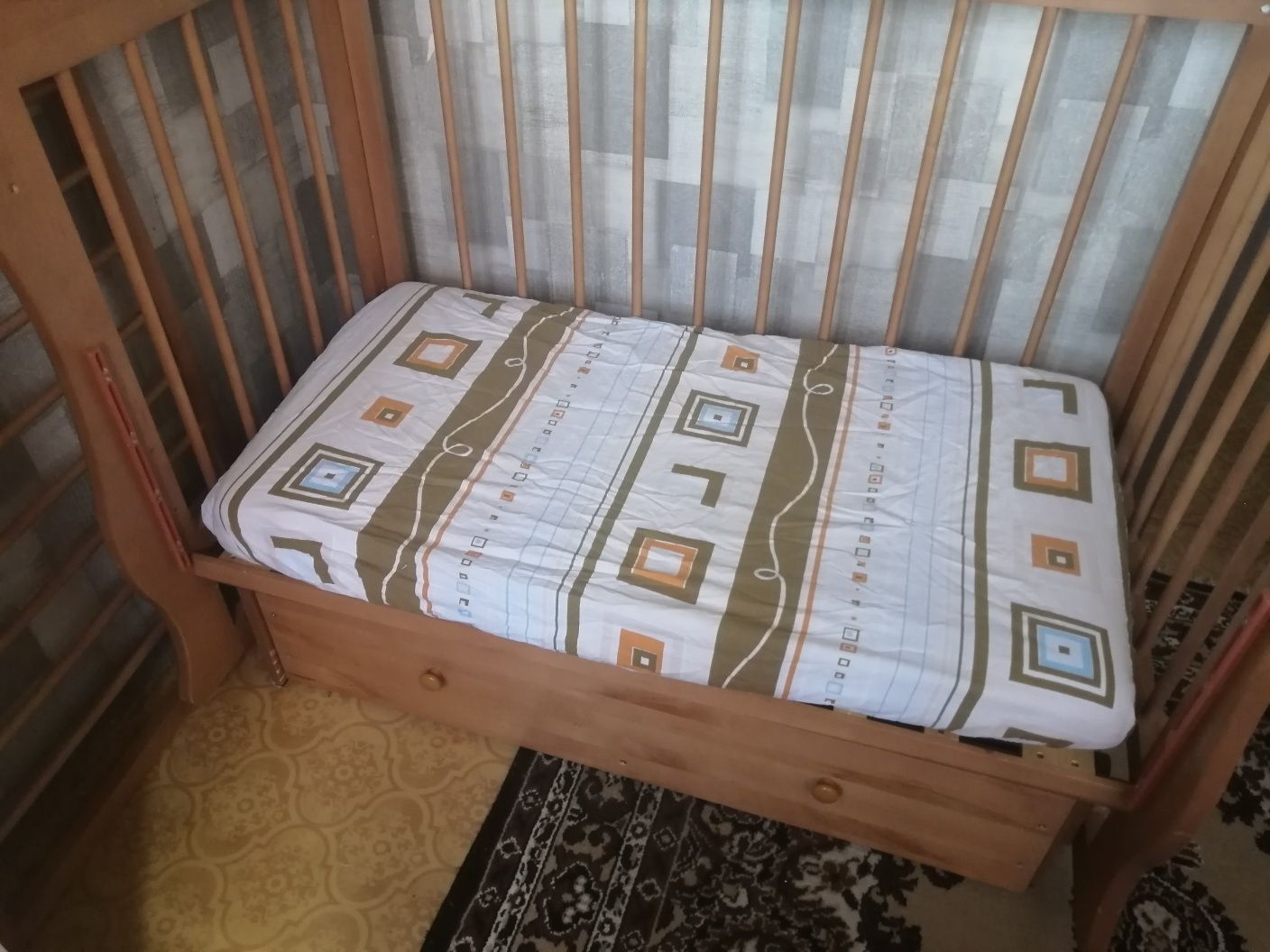 Детская кроватка с маятником