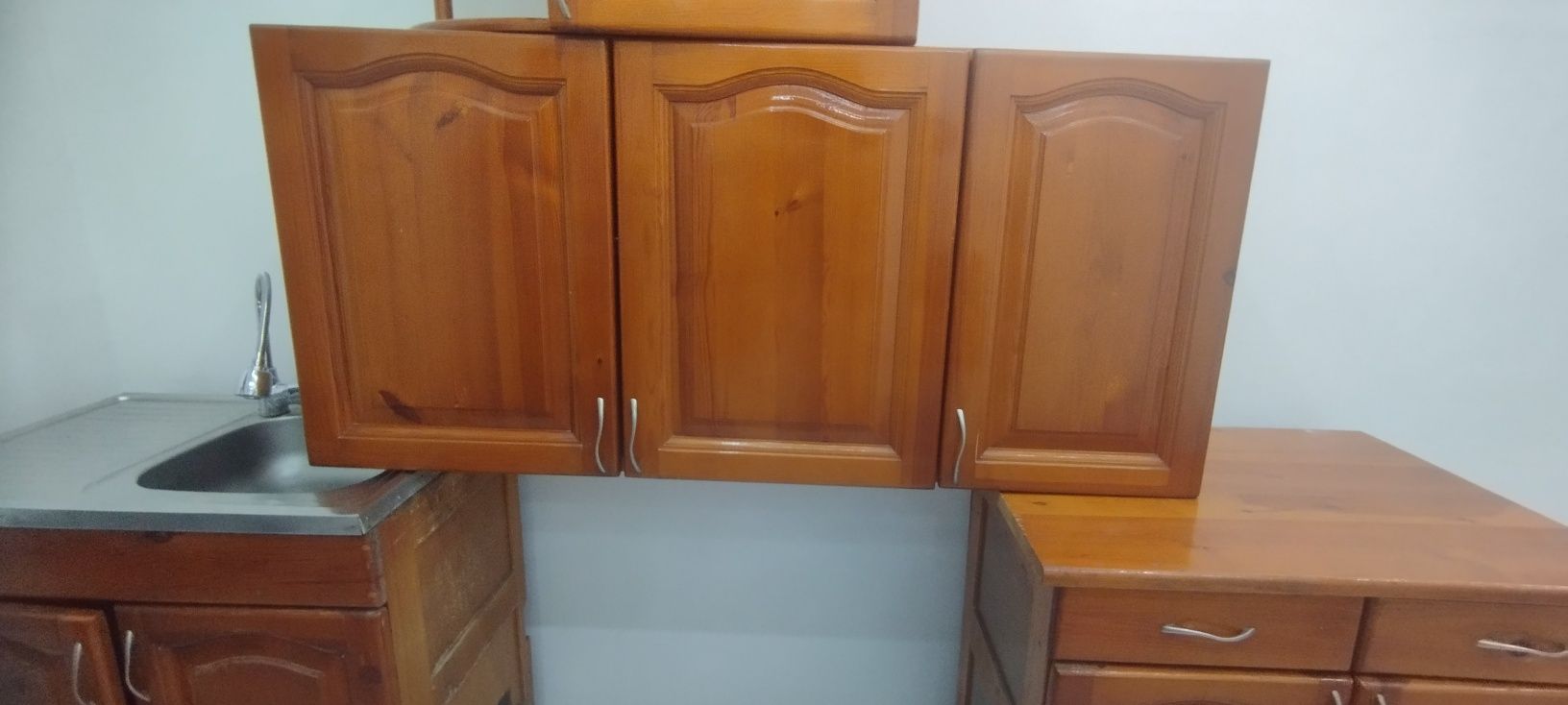 Кухонная гарнитура из дерева