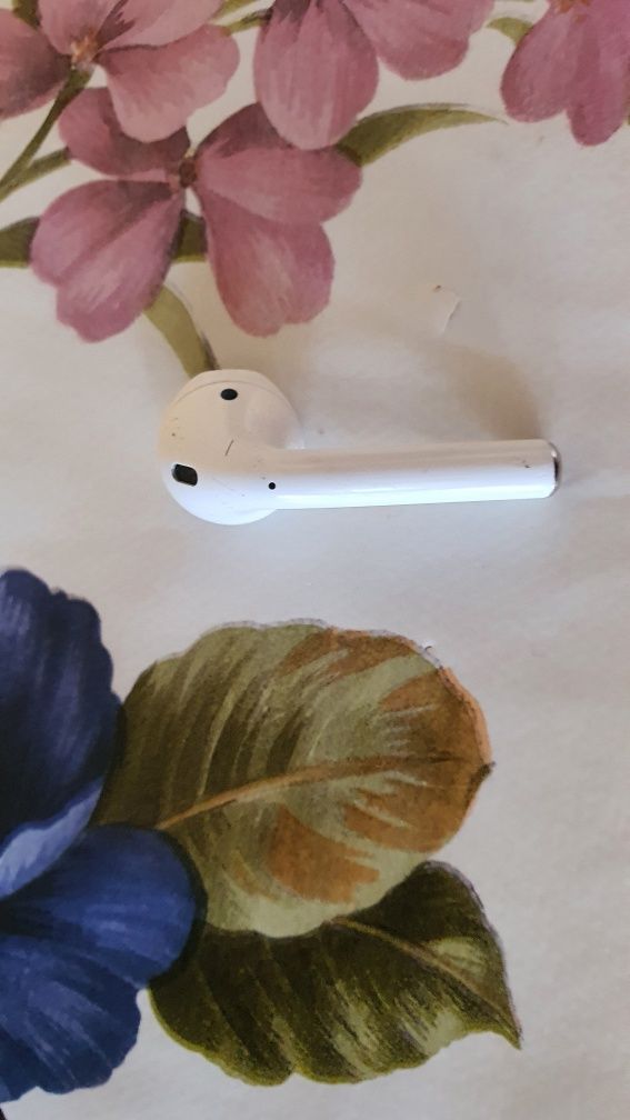 Продам левый ухо и правый ухо от Airpods 2