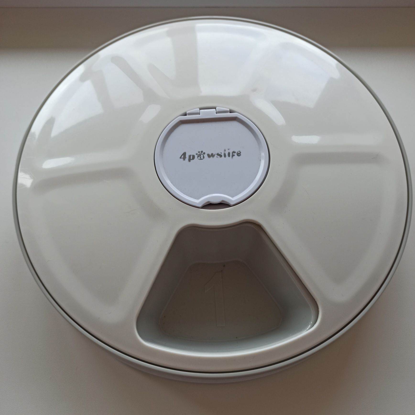 Продам автоматическую кормушку для кошек и мелких собак на 6 кормлений
