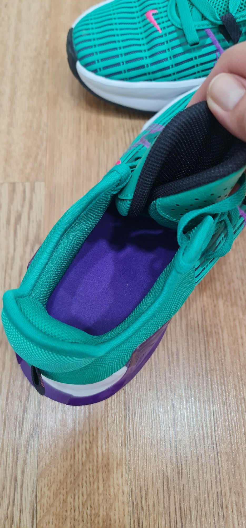 Продам Мужские кроссовки Nike
