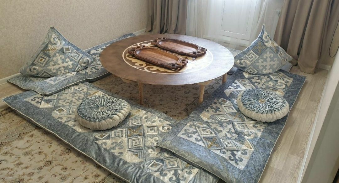 Казахские низкие столы из чистого дерева с орнаментом. Прайс в описани