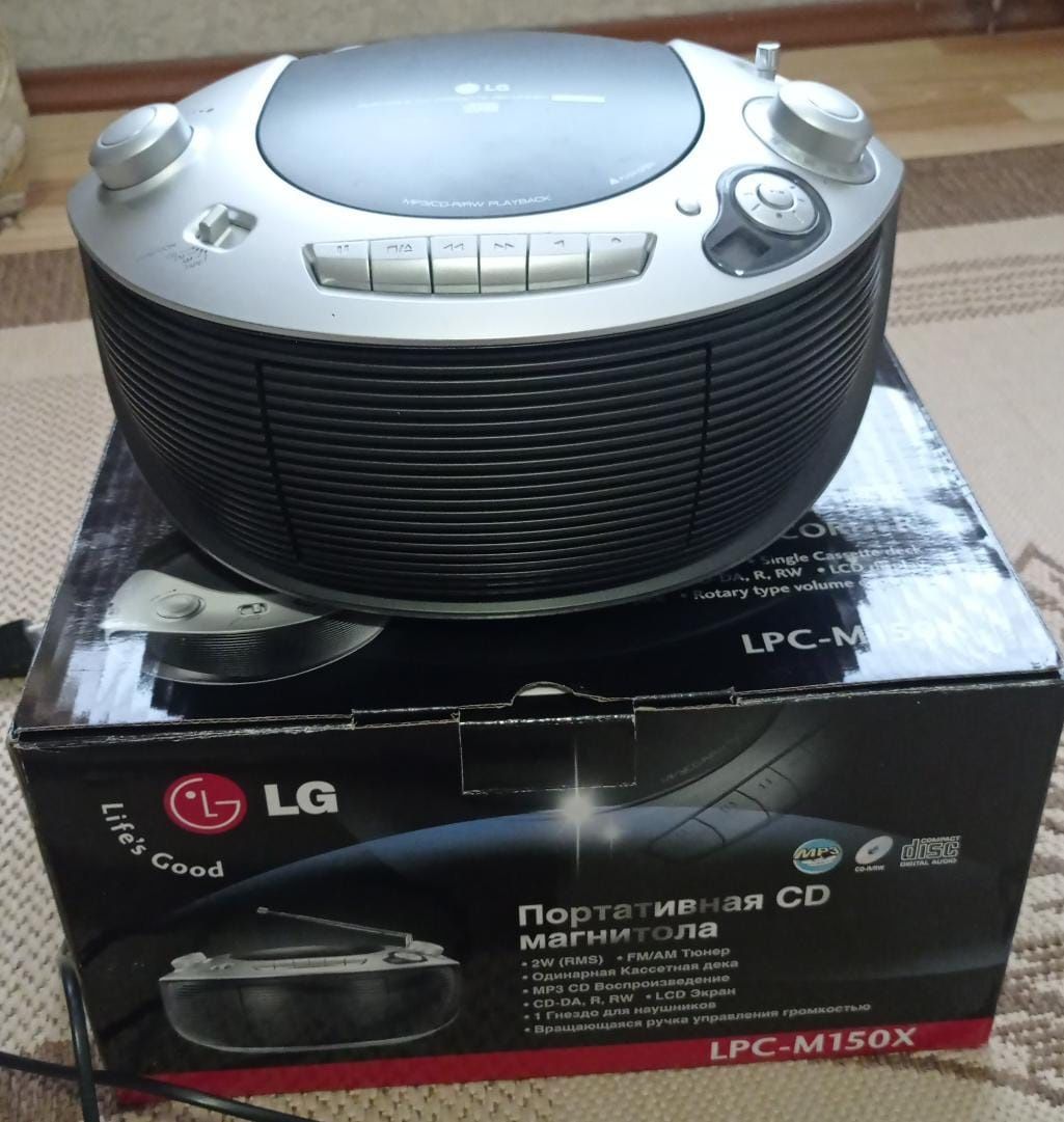 Портативная CD магнитола LG 
в рабочем состоянии 
радио+кассета+диск
2