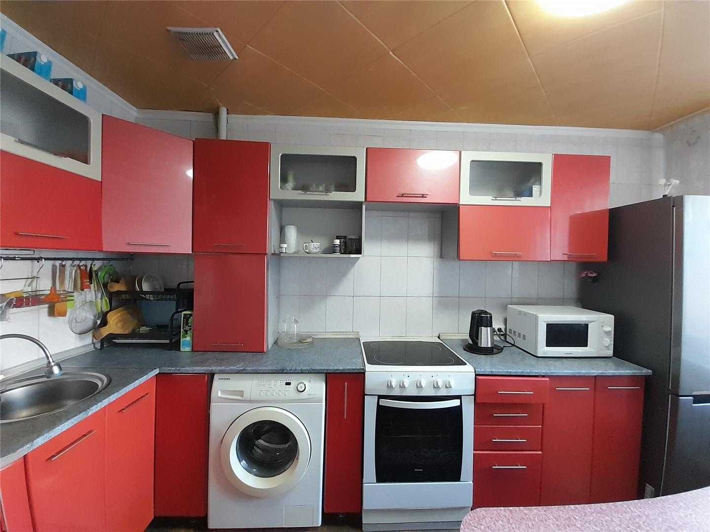 Продам 4 комн квартиру на 8 мкр на 1эт/9 эт