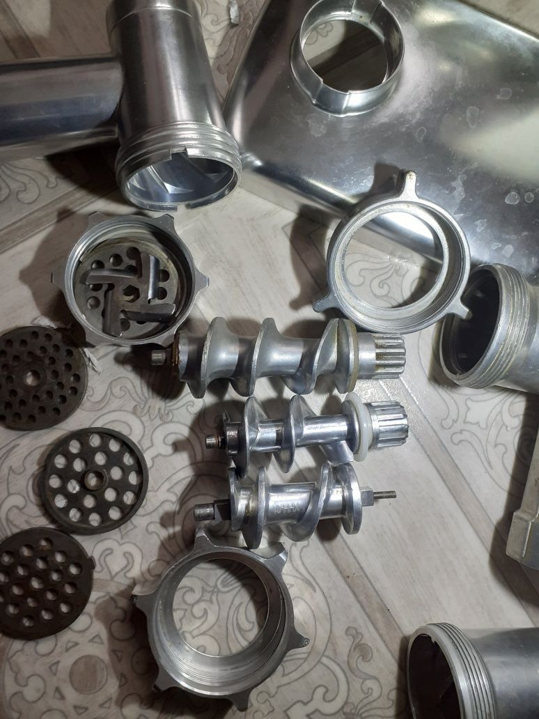 Продам электрическую мясорубку не работает