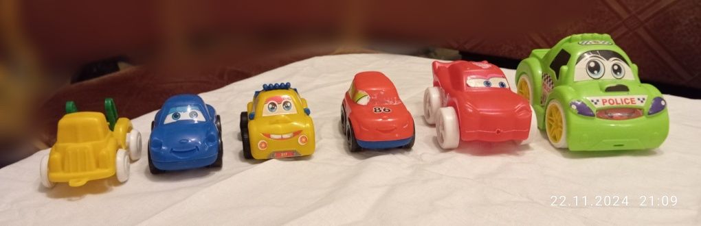 Разные игрушечные машинки