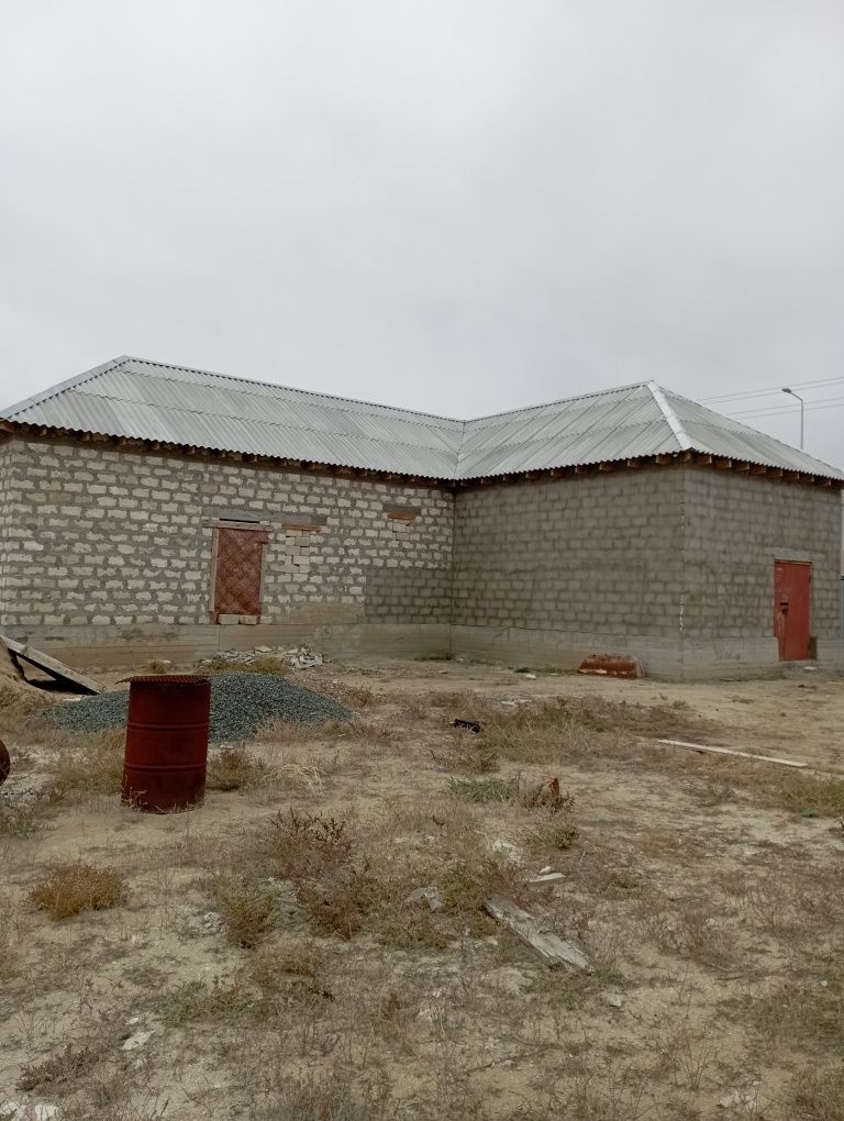 Жанаталапта бітпеген времянка сатылады ..Шарбағы қоршалған,. Гос. пос