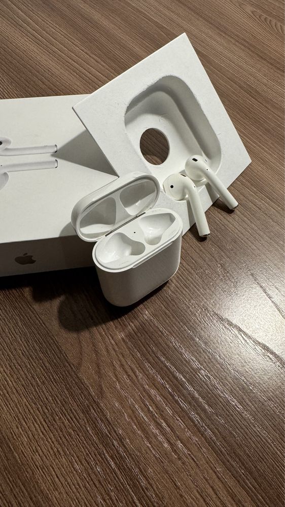 AirPods 2 with Lightning charger