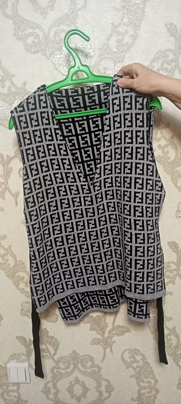 Продам женскую жилетку
