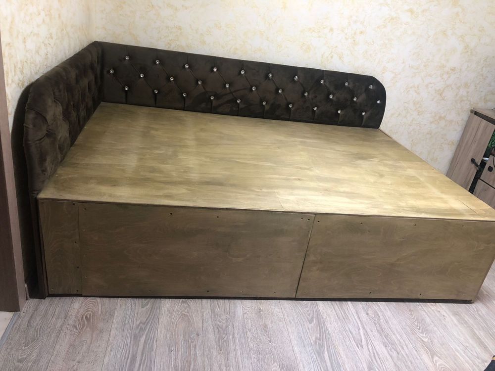 Топчан с мягкой обивкой