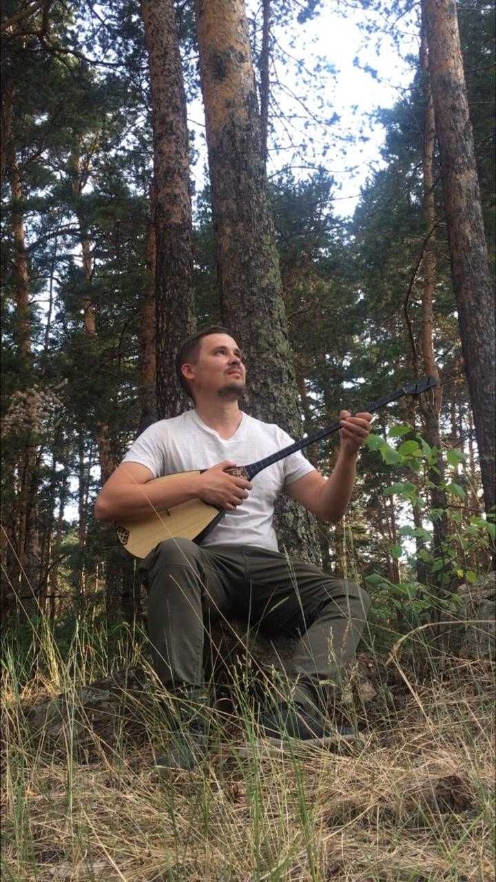 Гитарист, певец, домбрист на праздник