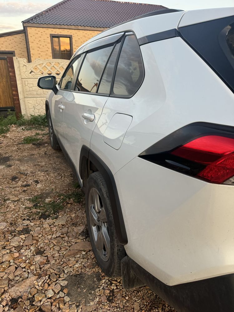 Продам toyota rav 4 2021