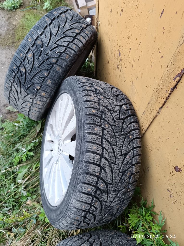 Зимние шипованные шины 235/45 R17  на оригинaл дисках R17 Volksw