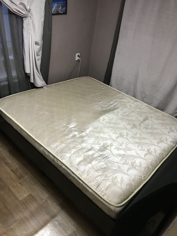 Кровать двуспальная с матрасом!