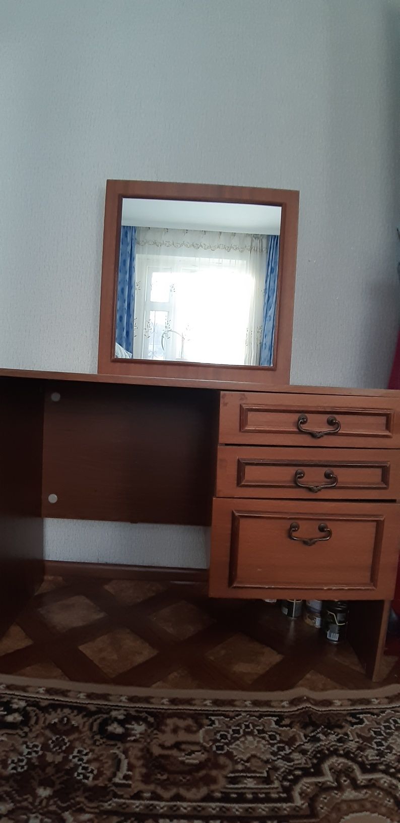 Продаётся двухспальная кровать ,две тумбочки и столик 40 000т