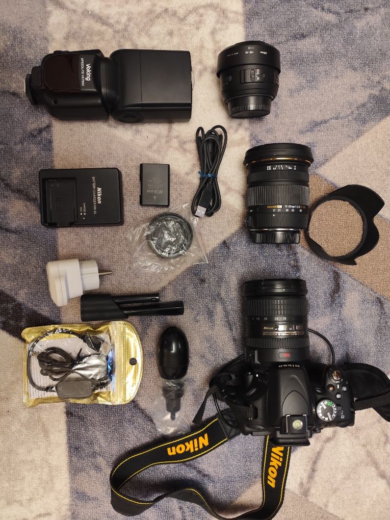 Продаю комплект Nikon D5100 с тремя объективами, вспышкой и аксессу