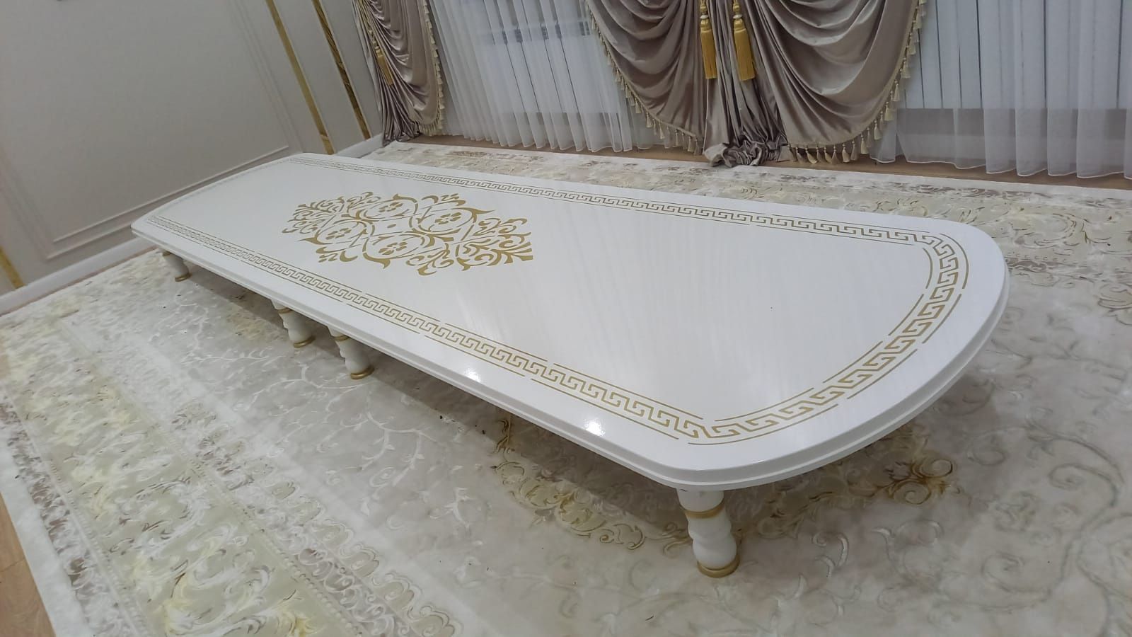 Столы гостиные и кухонные