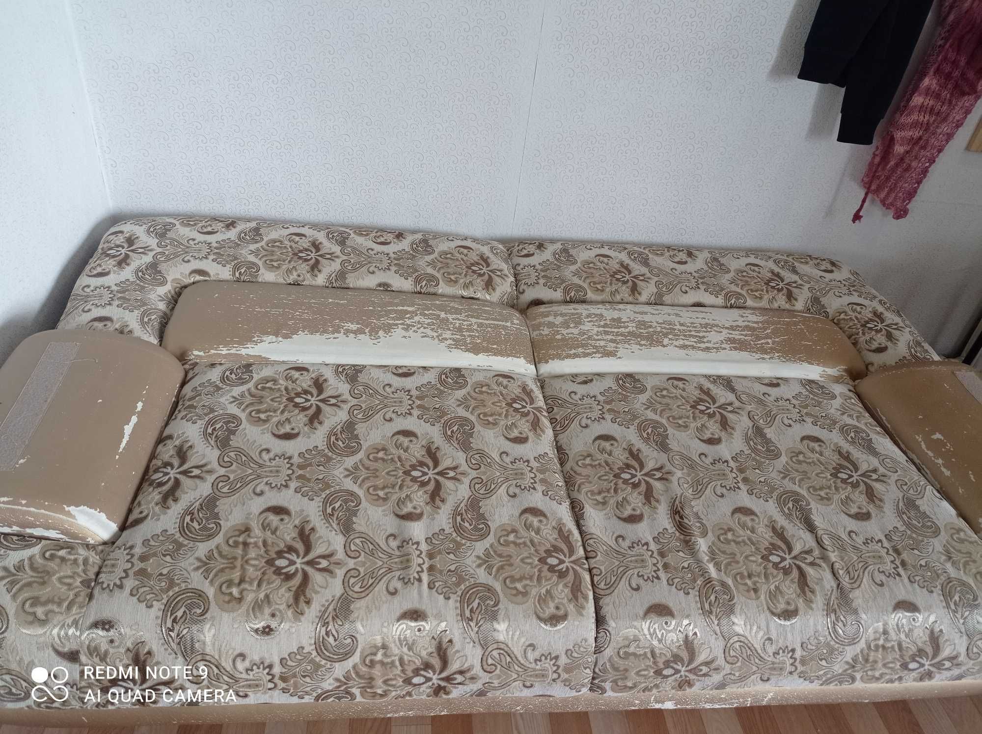Диван с двумя креслами