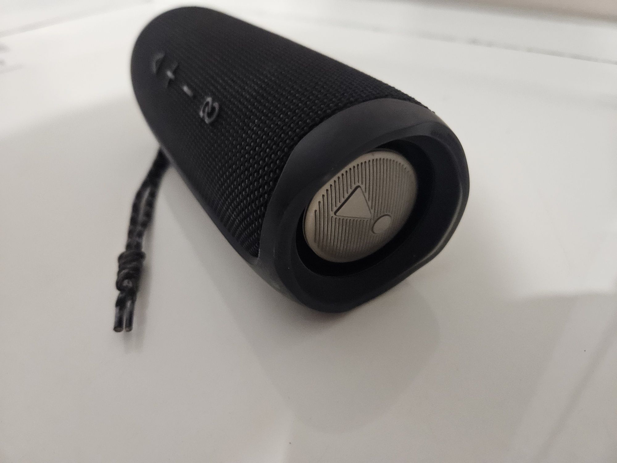 Продам портативную колонку JBL flip 5