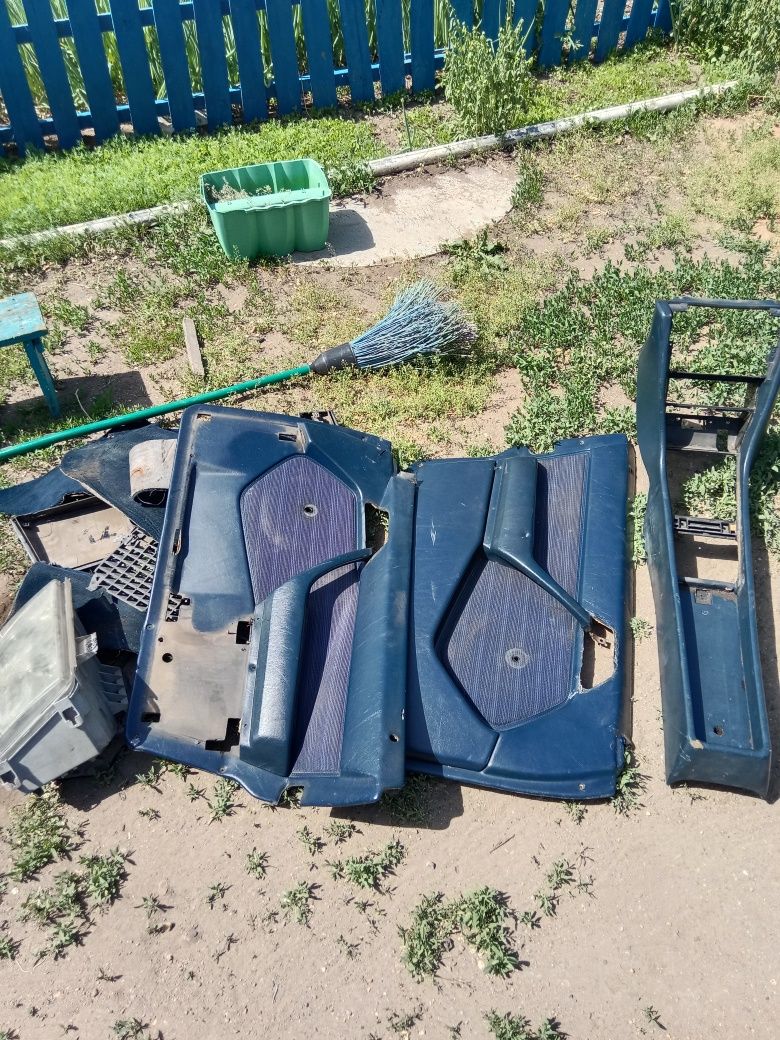 Продам обшивка на Мерседес 124