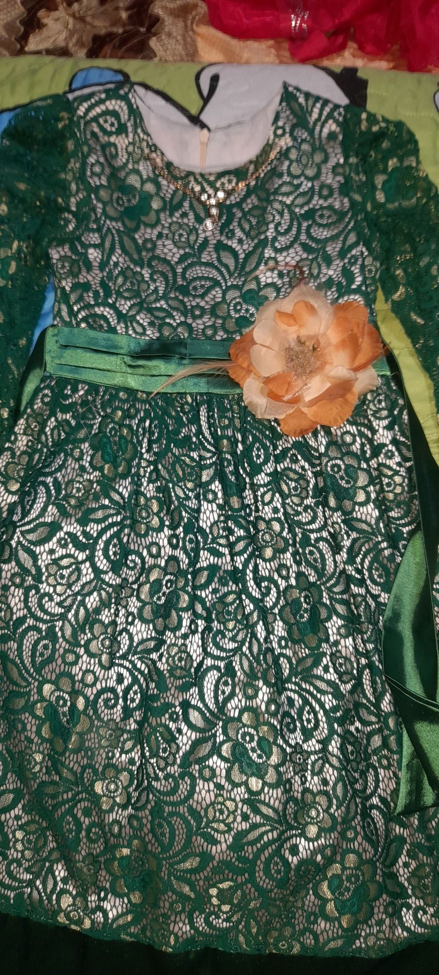 Платье гепюровое зелёного цвета