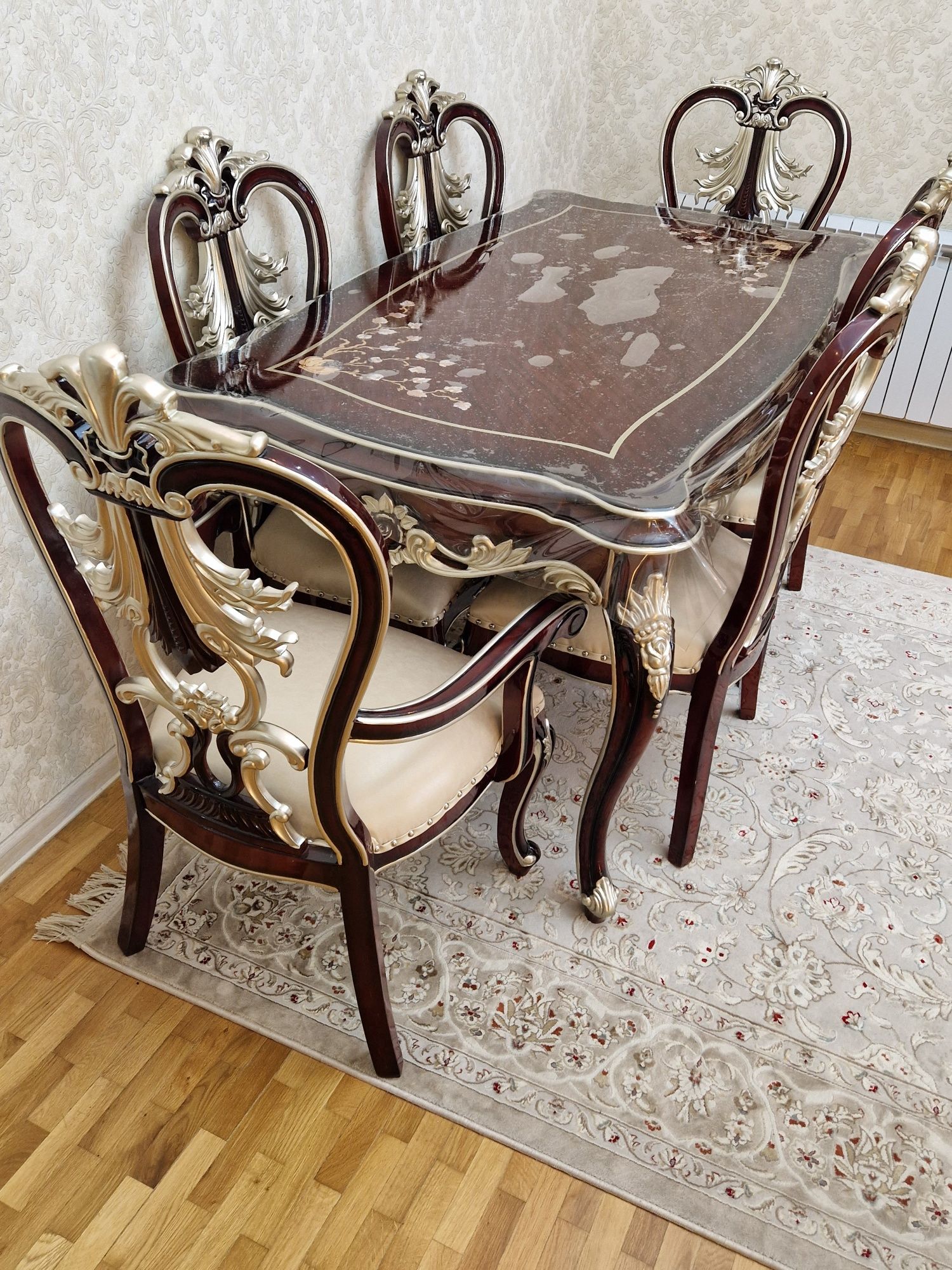 Комплект мебели из красного дерева,16 единиц.