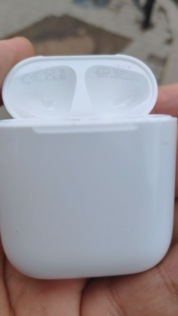 Продам оригинал кейс от airpods 1 и 2 поколения