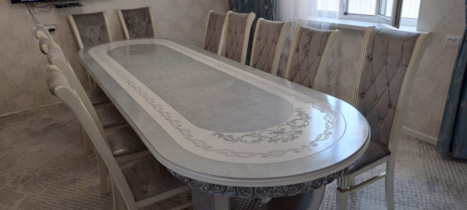 Стол со стульями
