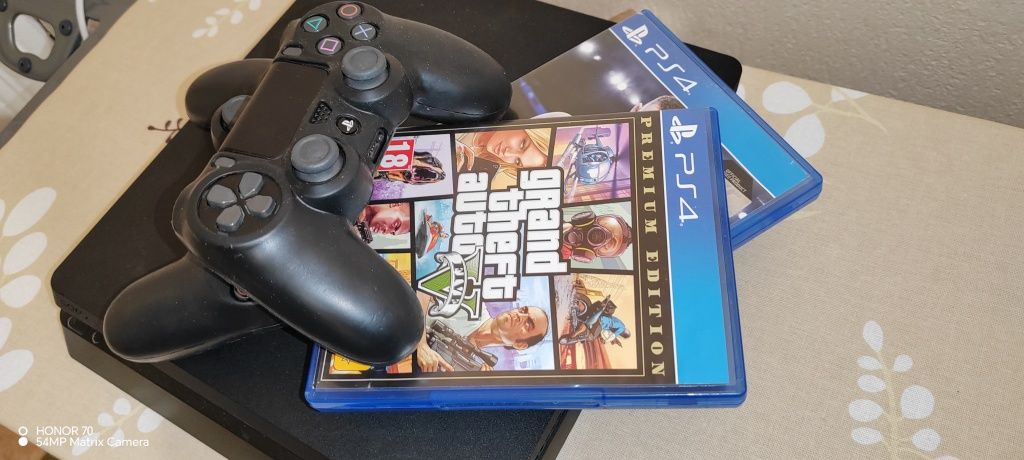 Продаётся PS4 б/у 816 гб. В хорошем состоянии