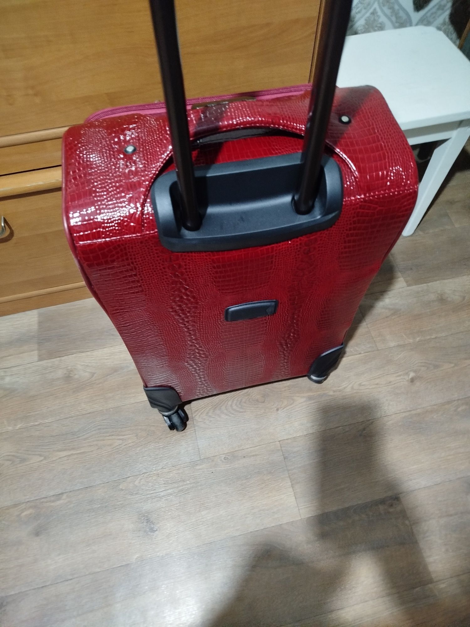 Продам чемодан экокожа, красный