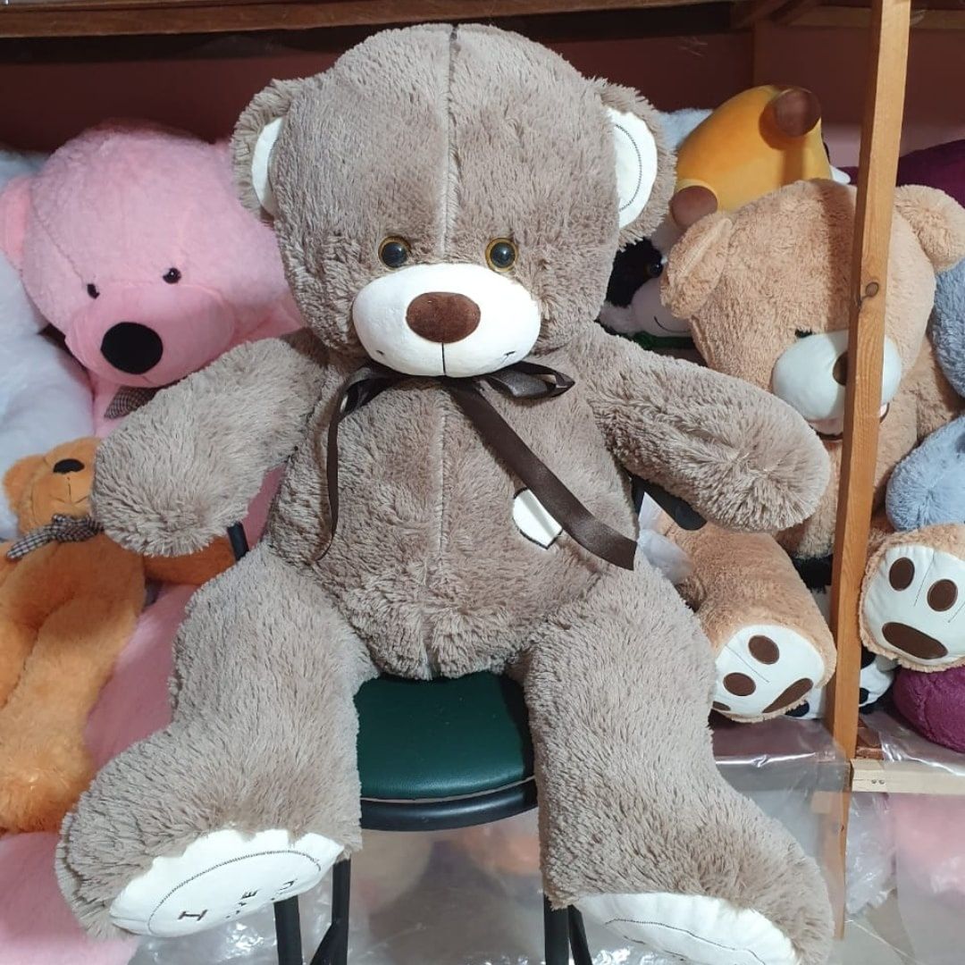 Мягкие игрушки в разных цветах и размерах