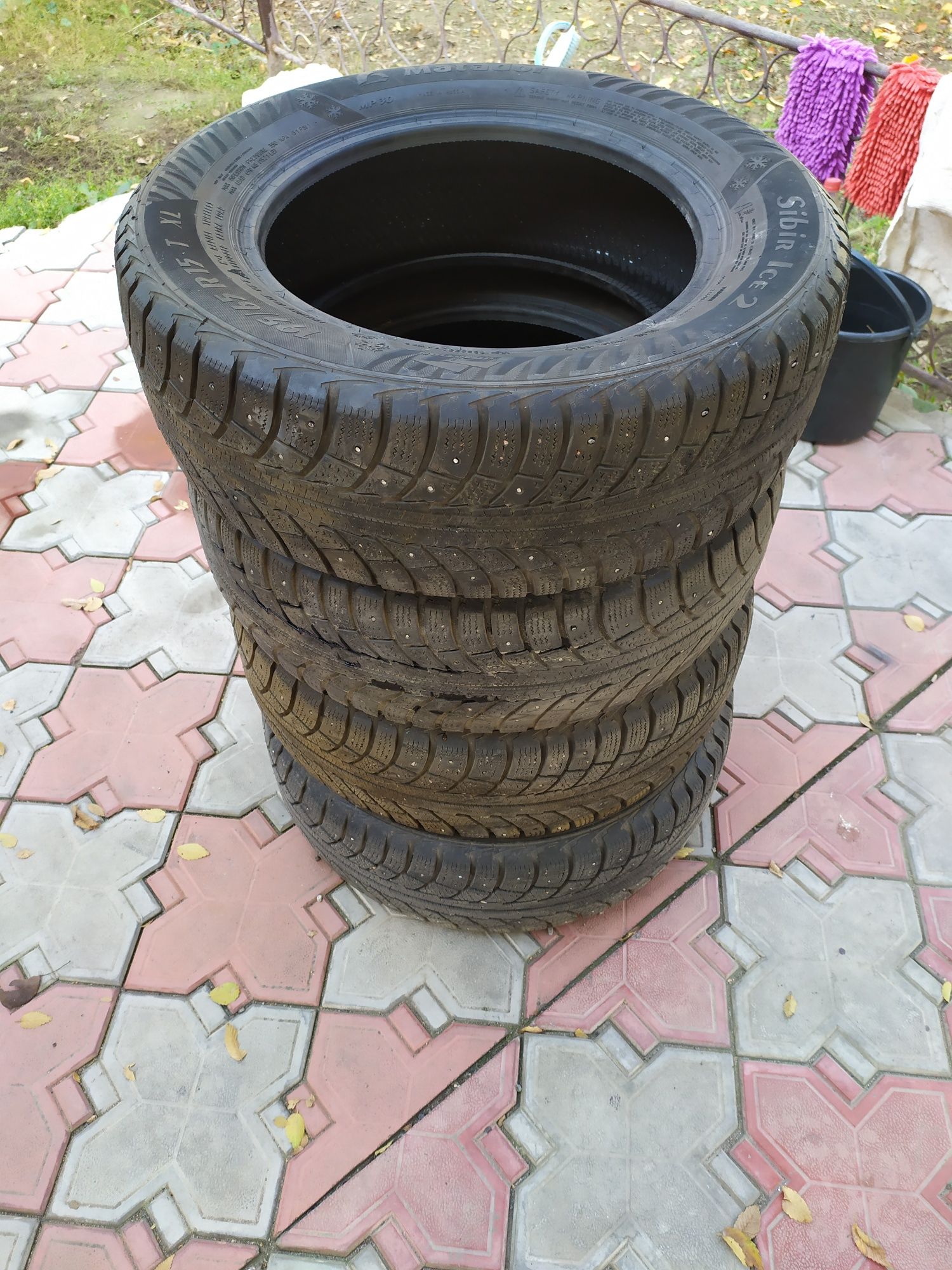 Продам комплект шипованных шин 4 шт.