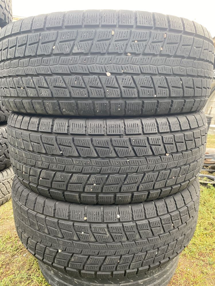 Три штуки зимние шины 285/60/18 285/60R18 Dunlop.