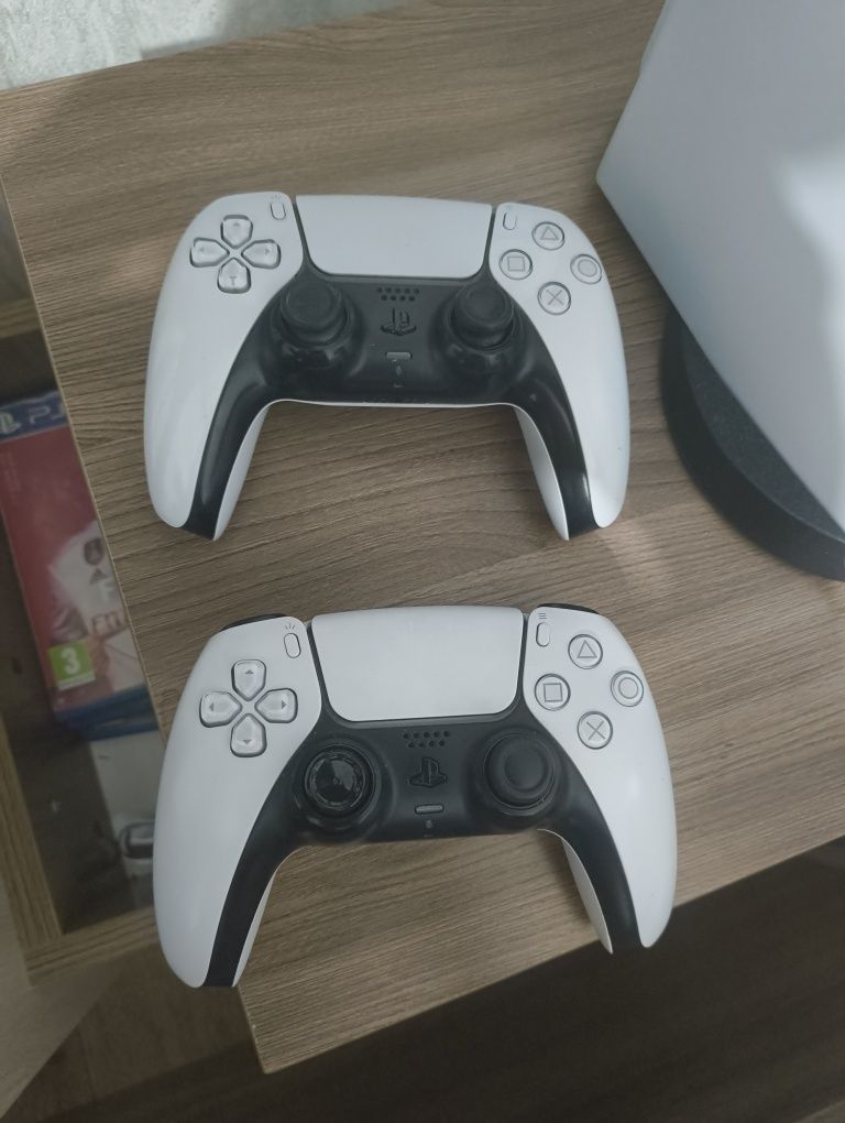 ПС5+2 джойстика.