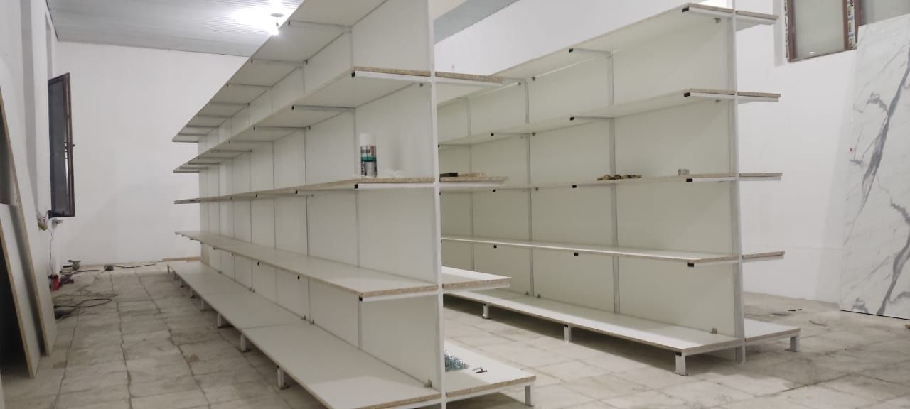 Магазинге полка, стол, есік