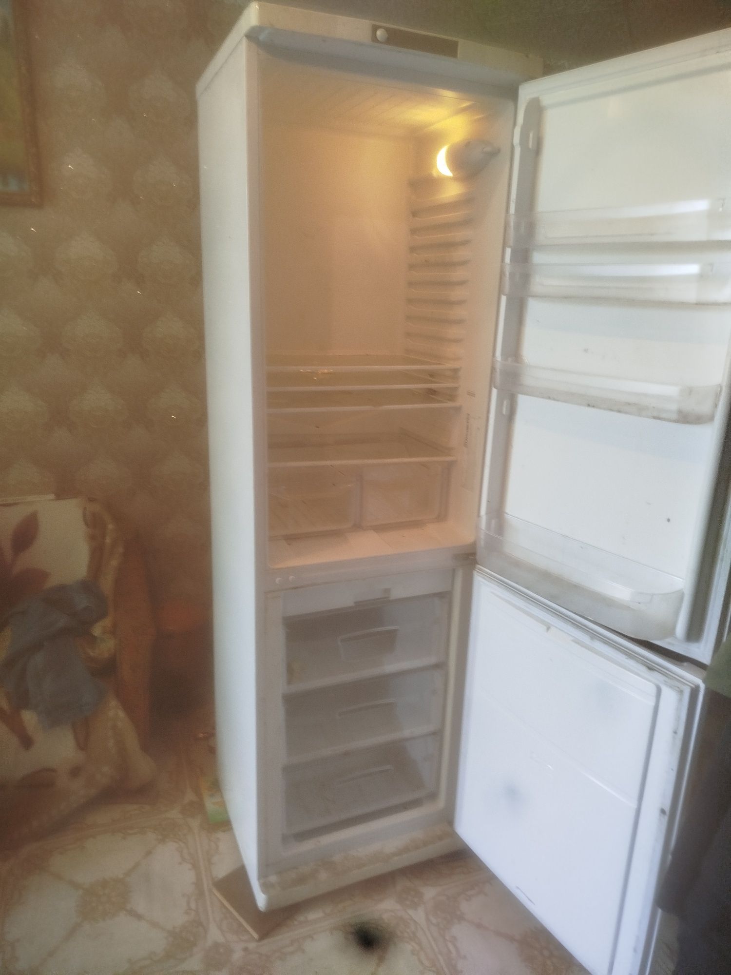 Продам холодильник индызит