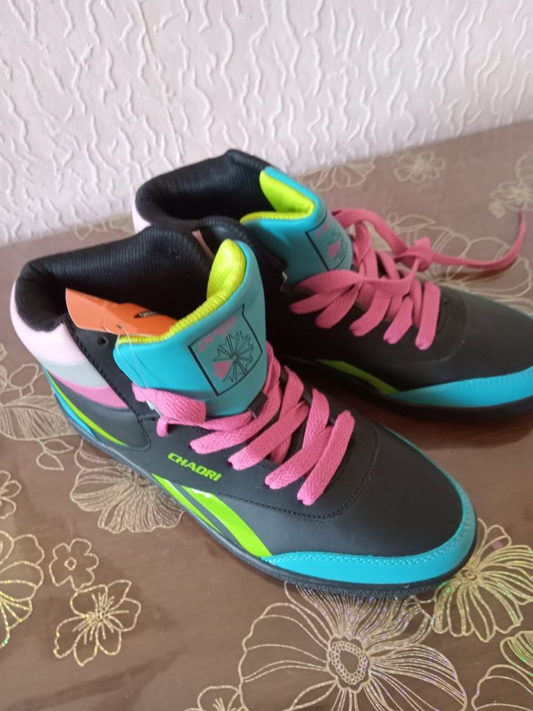 Продам  кроссовки  разм.на 37- 4500 тенге новые.