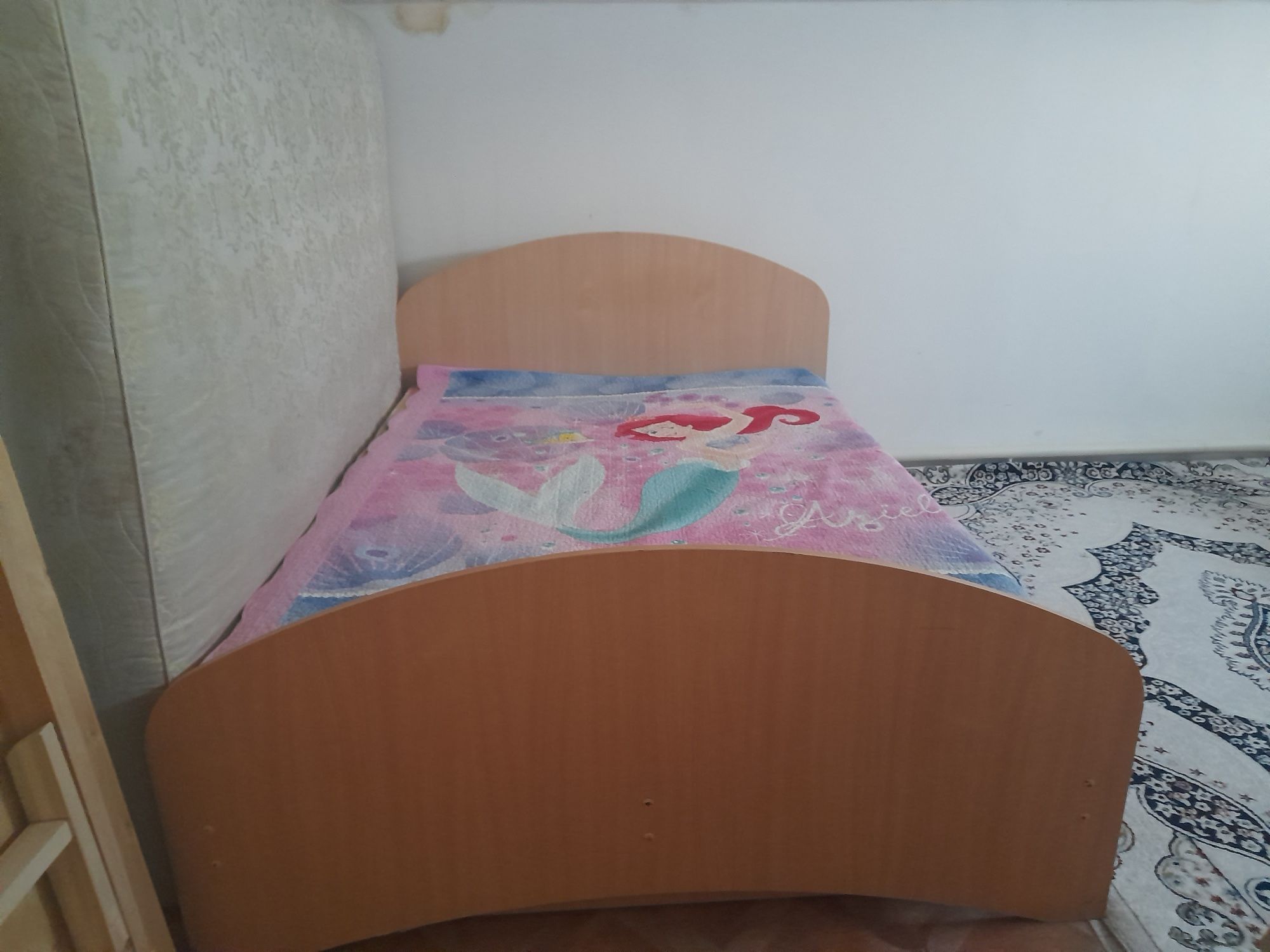 Мягкая мебель и кровать
