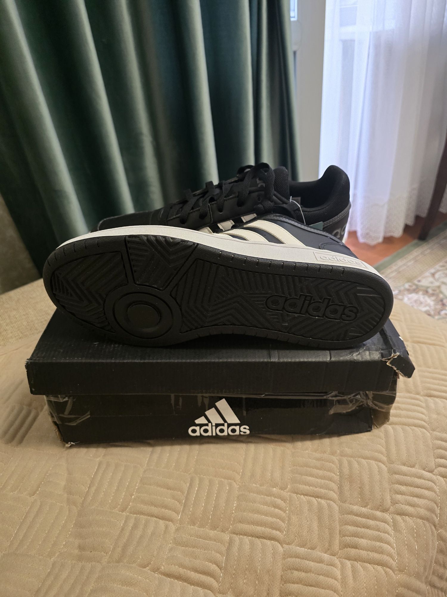 Продается кроссовки фирмы Adidas Hoops . Размер 44