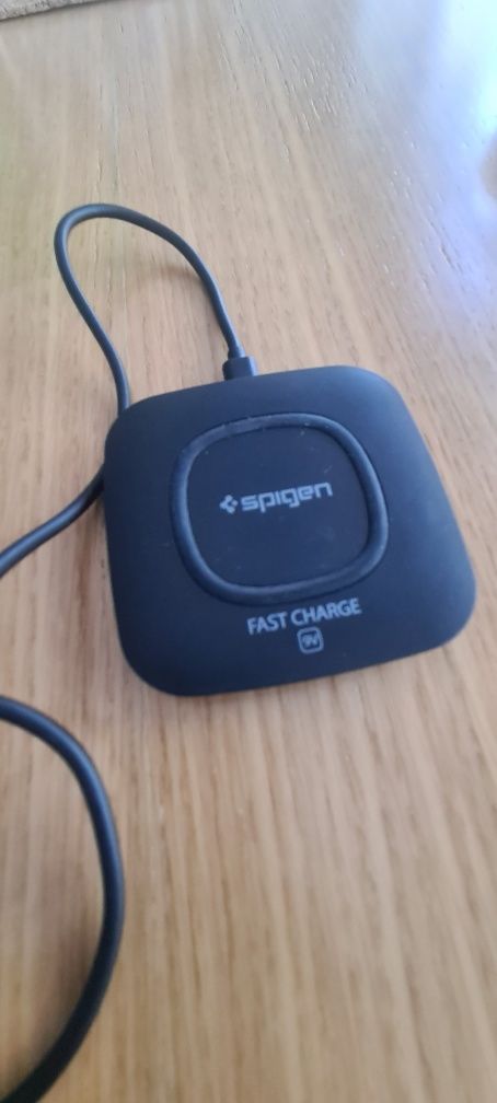 Беспроводная зарядка для телефона Spigen Wireless Charger F301W