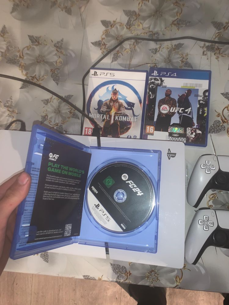 PlayStation 5 + 3игры в отличном состоянии
