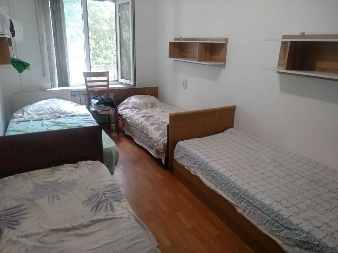 кровать в комнате