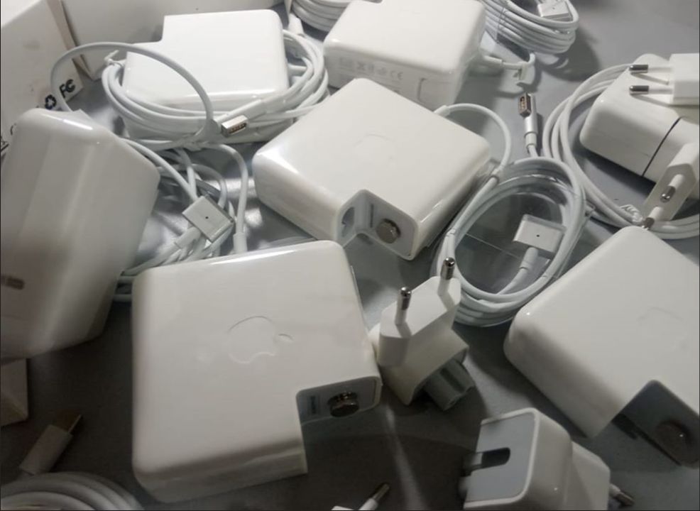 на MacBook 60W - зарядка, блок питания.