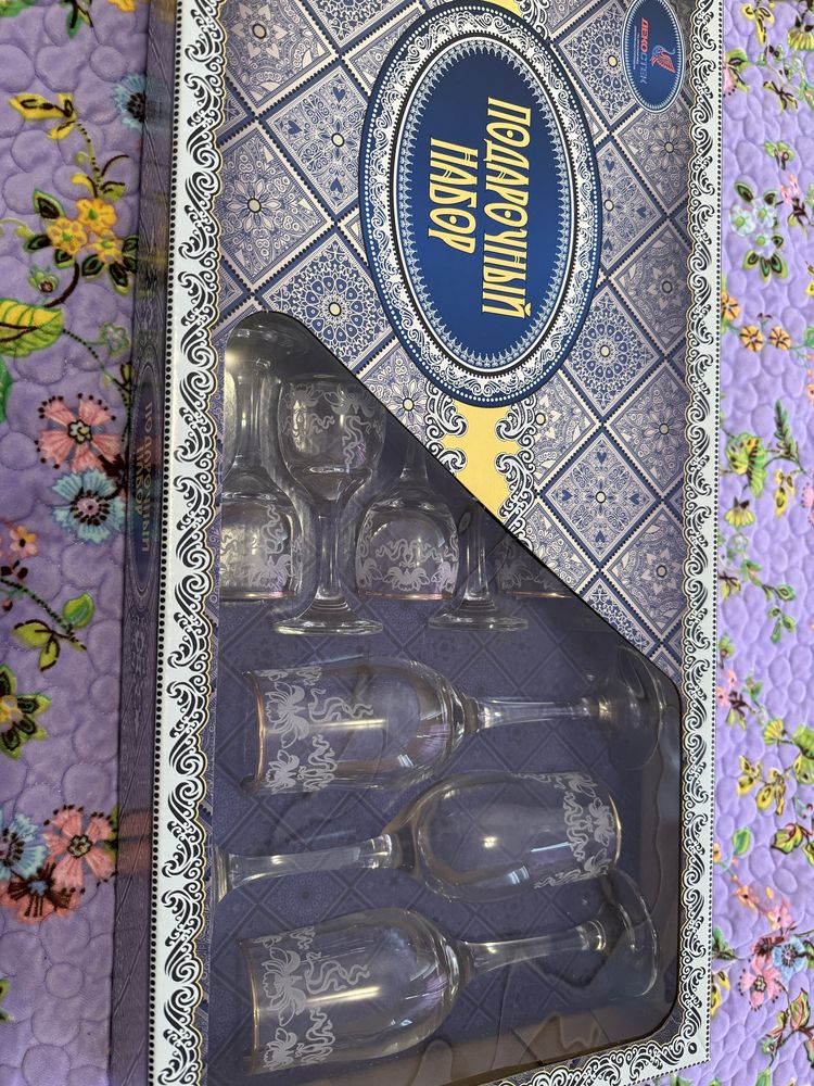Стаканы в коробке